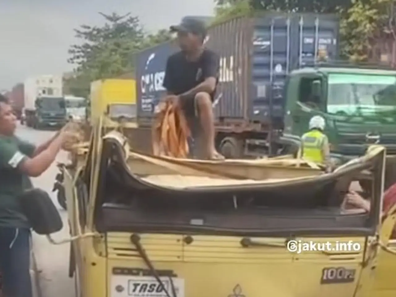 Truk Besi Terguling di Jakut, Sopir dan Kernet Tewas Terjepit Muatan Truk Besi Terguling di Jakut, Sopir dan Kernet Tewas Terjepit Muatan