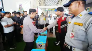 Kapolri Jenderal Listyo Sigit Tinjau Terminal Pulo Gebang, Pastikan Kesiapan Layanan Nataru Maksimal