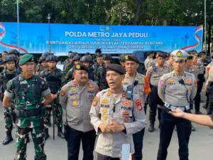 TNI-Polri Patroli Gabungan di Stasiun dan Gereja Jakarta Jelang Nataru 2025