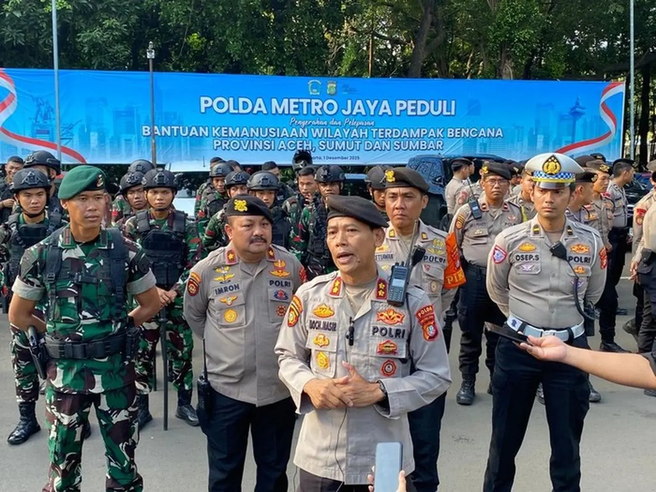 TNI-Polri Patroli Gabungan di Stasiun dan Gereja Jakarta Jelang Nataru 2025