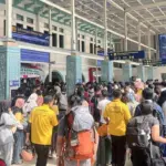 Menjelang Natal, Porter Stasiun Senen Banjir Order dan Raup Cuan Lebih dari Rp 150 Ribu per Hari