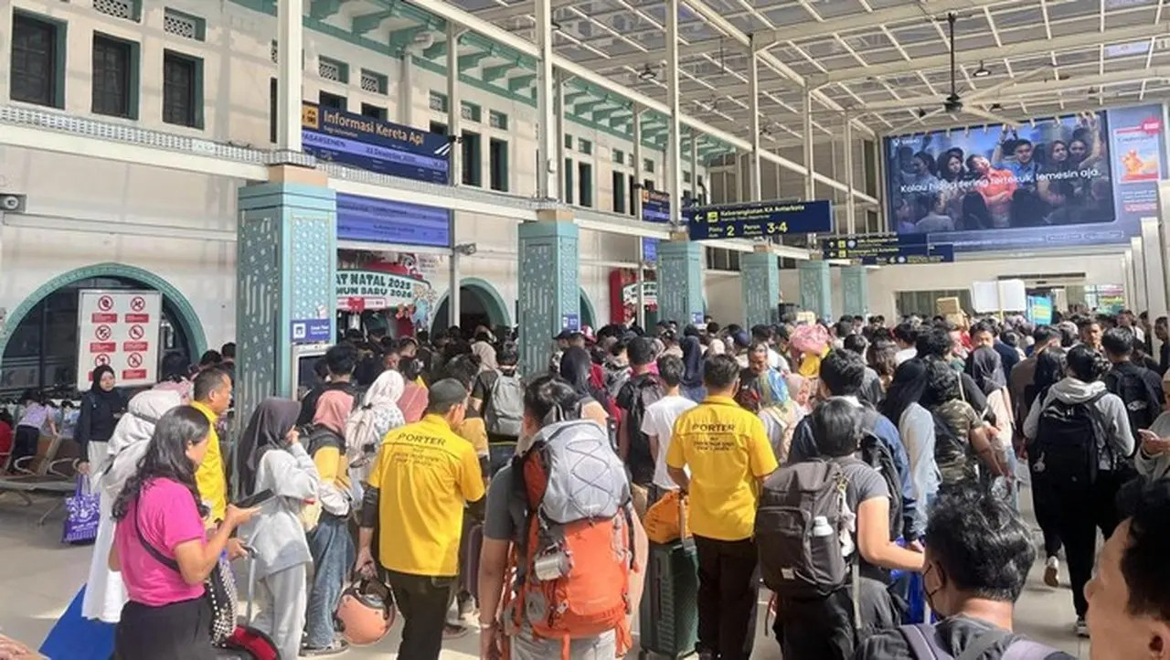 Menjelang Natal, Porter Stasiun Senen Banjir Order dan Raup Cuan Lebih dari Rp 150 Ribu per Hari