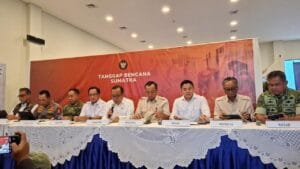 Seskab Teddy dan KSAD Maruli Ajak Semua Pihak Kompak Bantu Korban Bencana Sumatera Seskab Teddy dan KSAD Maruli Ajak Semua Pihak Kompak Bantu Korban Bencana Sumatera