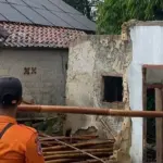 Angin Kencang Terjang Dramaga Bogor, 5 Rumah Warga Rusak, 9 Jiwa Mengungsi Angin Kencang Terjang Dramaga Bogor, 5 Rumah Warga Rusak, 9 Jiwa Mengungsi