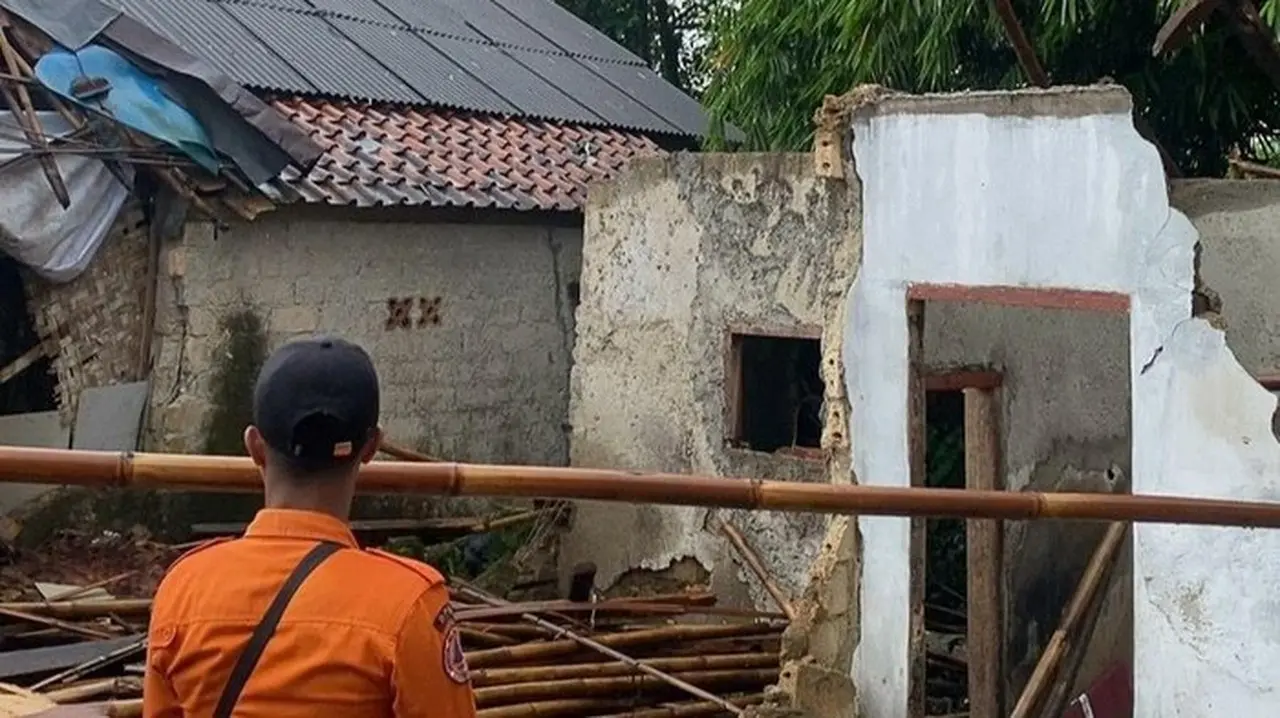 Angin Kencang Terjang Dramaga Bogor, 5 Rumah Warga Rusak, 9 Jiwa Mengungsi Angin Kencang Terjang Dramaga Bogor, 5 Rumah Warga Rusak, 9 Jiwa Mengungsi