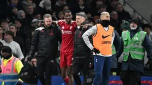 Arne Slot Kecam Tekel Micky van de Ven yang Sebabkan Alexander Isak Cedera Parah