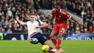 Thomas Frank Bela Micky van de Ven: Tekel ke Isak Wajar untuk Bek