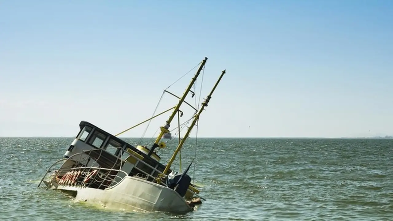 Tiga Nelayan Indonesia Terombang-ambing Dua Hari di Perairan Selangor Pasca Perahu Terbalik