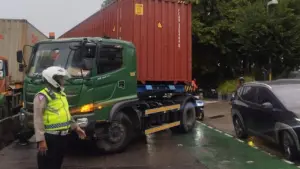 Truk Kontainer Hilang Kendali, Hantam Pembatas Jalan di Jakarta Barat