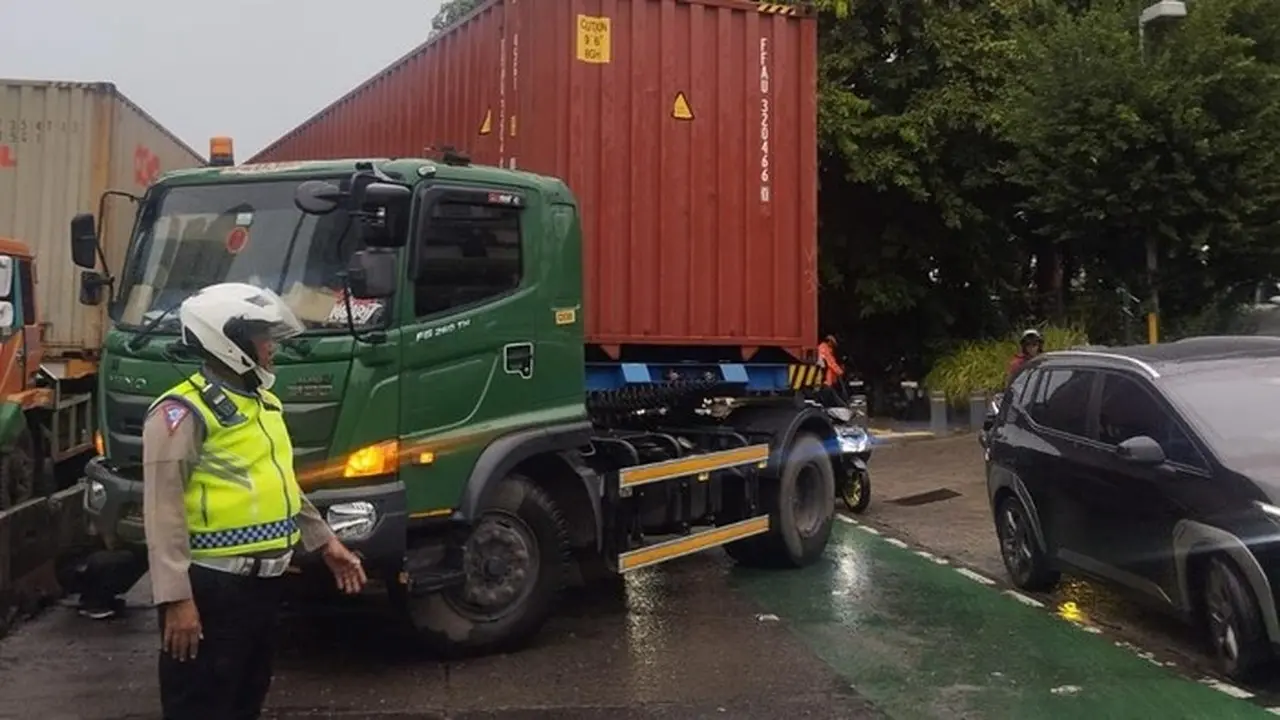Truk Kontainer Hilang Kendali, Hantam Pembatas Jalan di Jakarta Barat