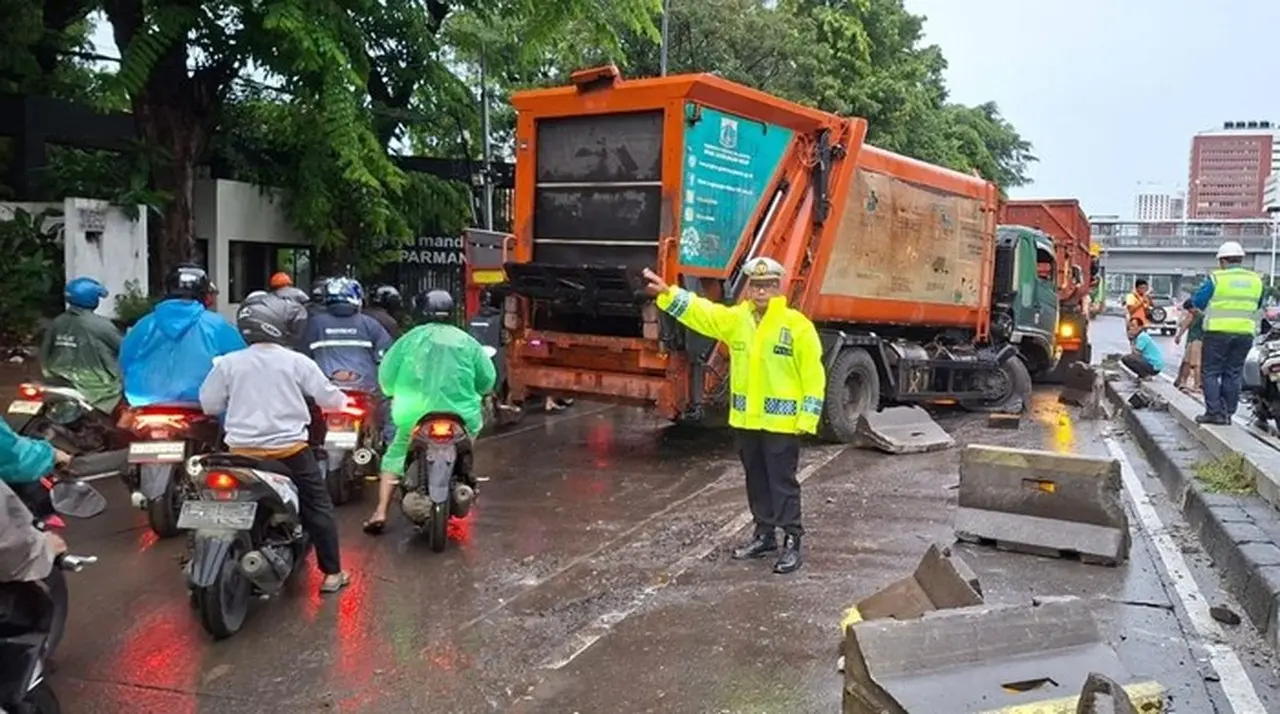 Truk Sampah Oleng Tabrak Pembatas Jalan di Jl Letjend S Parman Jakarta Barat