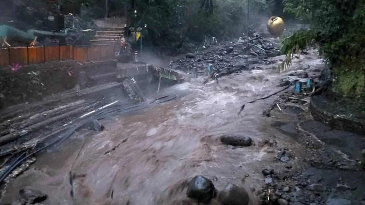 Banjir Bandang Terjang Wisata Guci Tegal, Kolam Air Panas Hilang Tersapu Arus