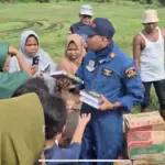 Pilot dan Kru Heli Polri Salurkan 145 Al-Qur’an untuk Anak-anak Korban Banjir Aceh Tamiang