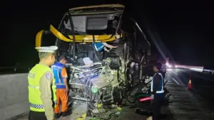 Bus The Sultan Kecelakaan di Tol Batang, 1 Penumpang Tewas Akibat Cedera Kepala Berat