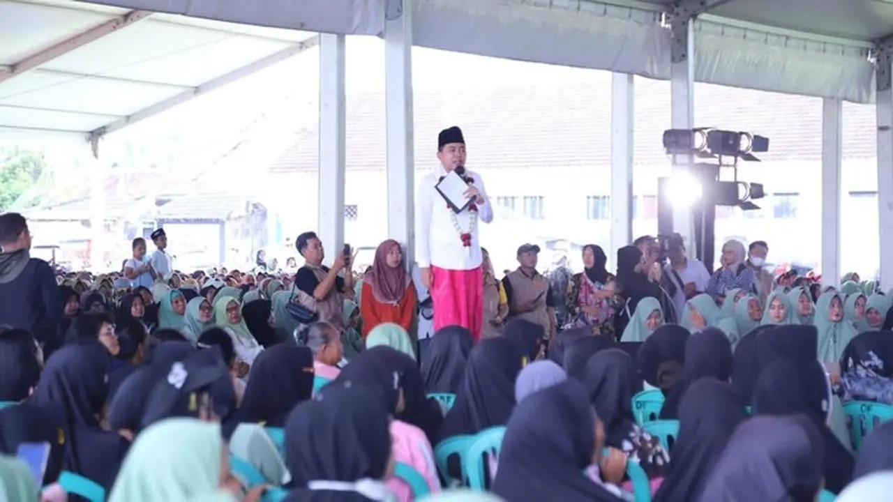 Bupati Jember Dekatkan Pelayanan Publik Lewat Sosialisasi ‘Gus’e Menyapa’ ke Desa Bupati Jember Dekatkan Pelayanan Publik Lewat Sosialisasi ‘Gus’e Menyapa’ ke Desa