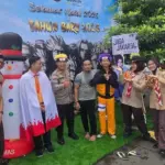 Polisi Berkostum Naruto Sapa Pengunjung Kota Tua, Ciptakan Suasana Nataru yang Humanis