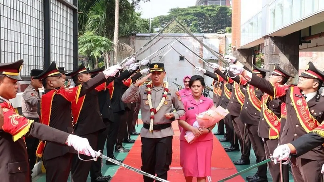 Kombes Wisnu Wardana Resmi Jabat Kapolresta Bandara Soetta, Disambut Tradisi Pedang Pora Kombes Wisnu Wardana Resmi Jabat Kapolresta Bandara Soetta, Disambut Tradisi Pedang Pora