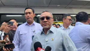 Menteri Zulhas dan Yandri Susanto Naik Motor ke Lokasi Panen Raya Bersama Prabowo di Karawang
