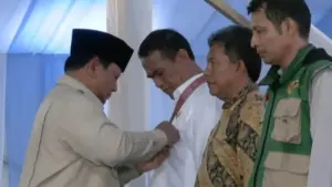 Prabowo Anugerahkan Bintang Jasa Utama kepada Mentan Amran Sulaiman atas Jasa Swasembada Beras