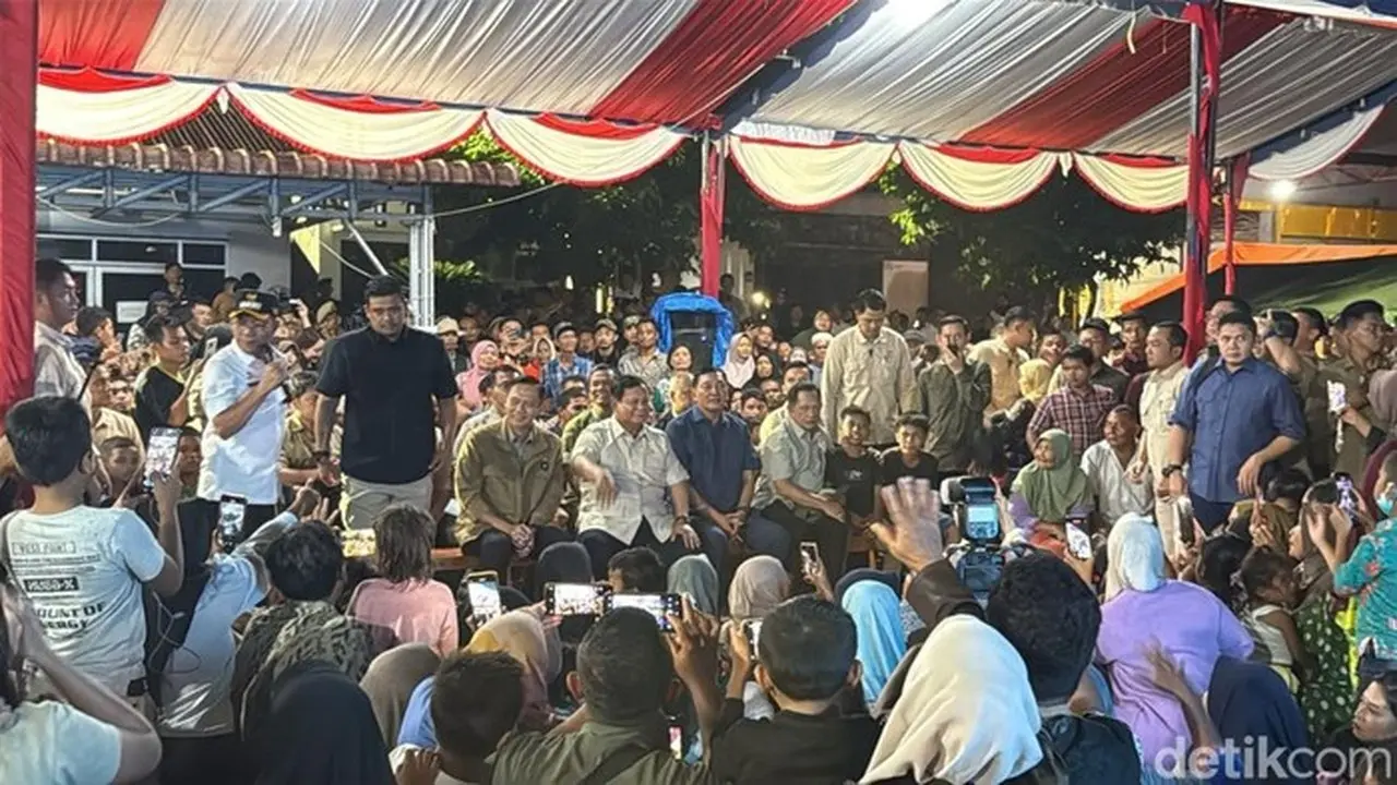 Prabowo Subianto Tiba di Posko Pengungsian Tapsel Jelang Tahun Baru, Disambut Antusias Warga Prabowo Subianto Tiba di Posko Pengungsian Tapsel Jelang Tahun Baru, Disambut Antusias Warga