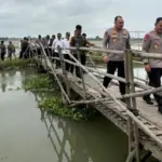 Brimob Polda Metro Kawal Pembangunan Jembatan Penghubung di Pebayuran Bekasi