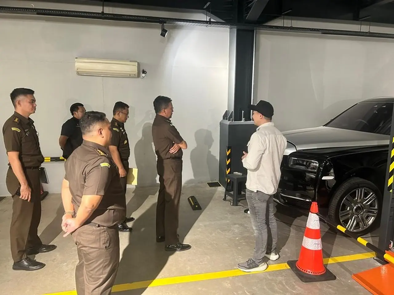 Kejagung Siap Lelang Rolls-Royce, Porsche, hingga Ferrari Milik Harvey Moeis dan Tersangka Lain Kejagung Siap Lelang Rolls-Royce, Porsche, hingga Ferrari Milik Harvey Moeis dan Tersangka Lain