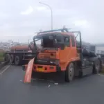 Tronton Muatan Baja Celaka di Flyover Ciputat, Sopir Terjepit dan Nyaris Tabrak Pasangan Suami Istri