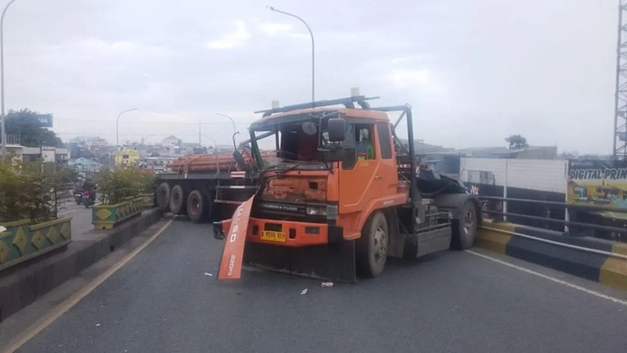 Tronton Muatan Baja Celaka di Flyover Ciputat, Sopir Terjepit dan Nyaris Tabrak Pasangan Suami Istri