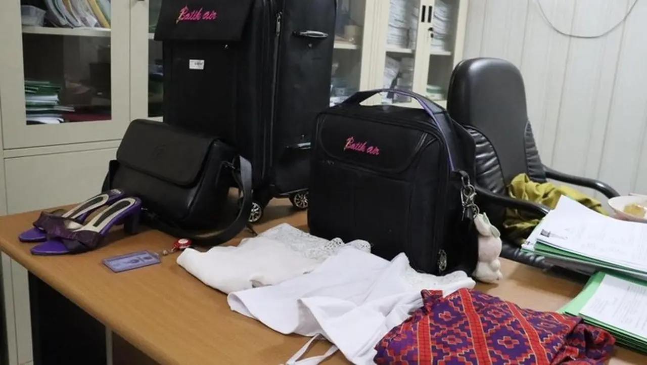 Pramugari Gadungan Khairun Nisa Beli Seragam dan Koper Batik Air Lewat Online Shop Pramugari Gadungan Khairun Nisa Beli Seragam dan Koper Batik Air Lewat Online Shop