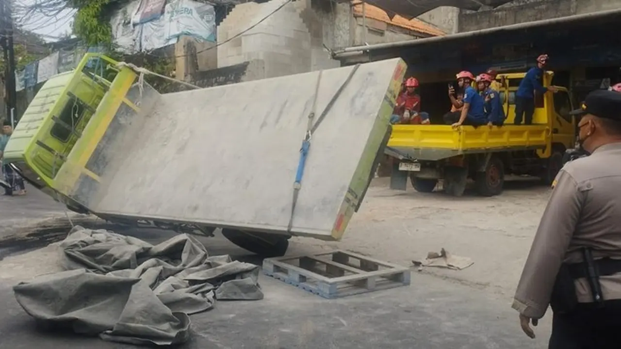 Truk Material Terguling di Mampang Prapatan, Lalu Lintas Sempat Lumpuh Total Truk Material Terguling di Mampang Prapatan, Lalu Lintas Sempat Lumpuh Total