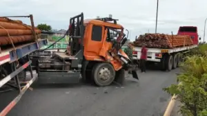 Truk Tronton Bermuatan Pipa Baja Kecelakaan di Flyover Ciputat, Lalin Normal Kembali