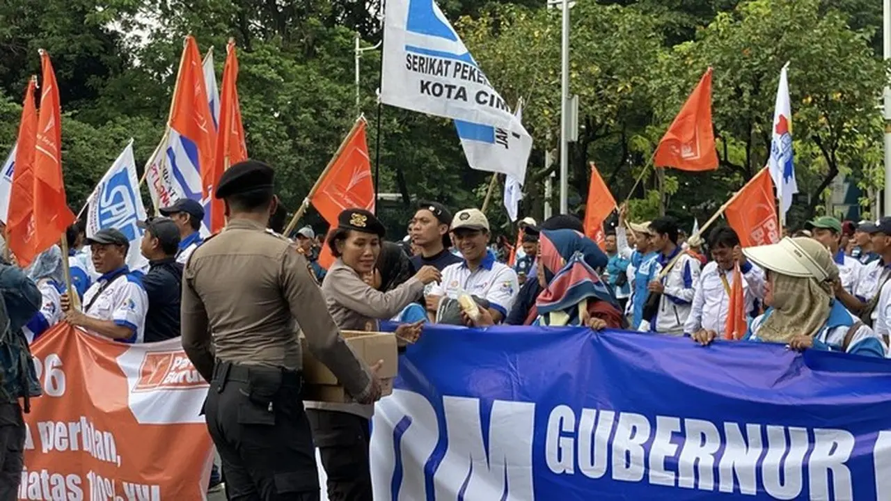Aksi Humanis Polisi di Monas: Bagikan Roti dan Air Mineral untuk Buruh yang Demo Aksi Humanis Polisi di Monas: Bagikan Roti dan Air Mineral untuk Buruh yang Demo