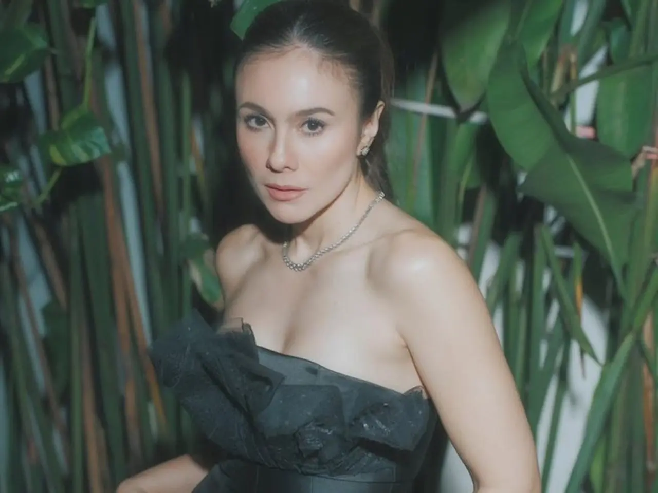 Siapa Artis Indonesia yang Pantas Menyandang Gelar ‘Hot Mama’ Idaman? Mari Beri Suara Anda! Siapa Artis Indonesia yang Pantas Menyandang Gelar ‘Hot Mama’ Idaman? Mari Beri Suara Anda!