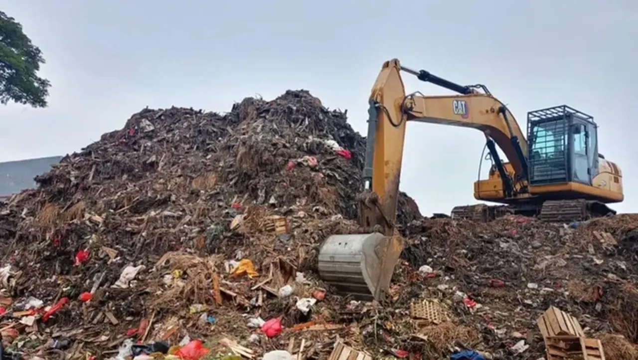 Gunungan Sampah di Pasar Induk Kramat Jati Mulai Diangkut, 10 Truk Dikerahkan Gunungan Sampah di Pasar Induk Kramat Jati Mulai Diangkut, 10 Truk Dikerahkan