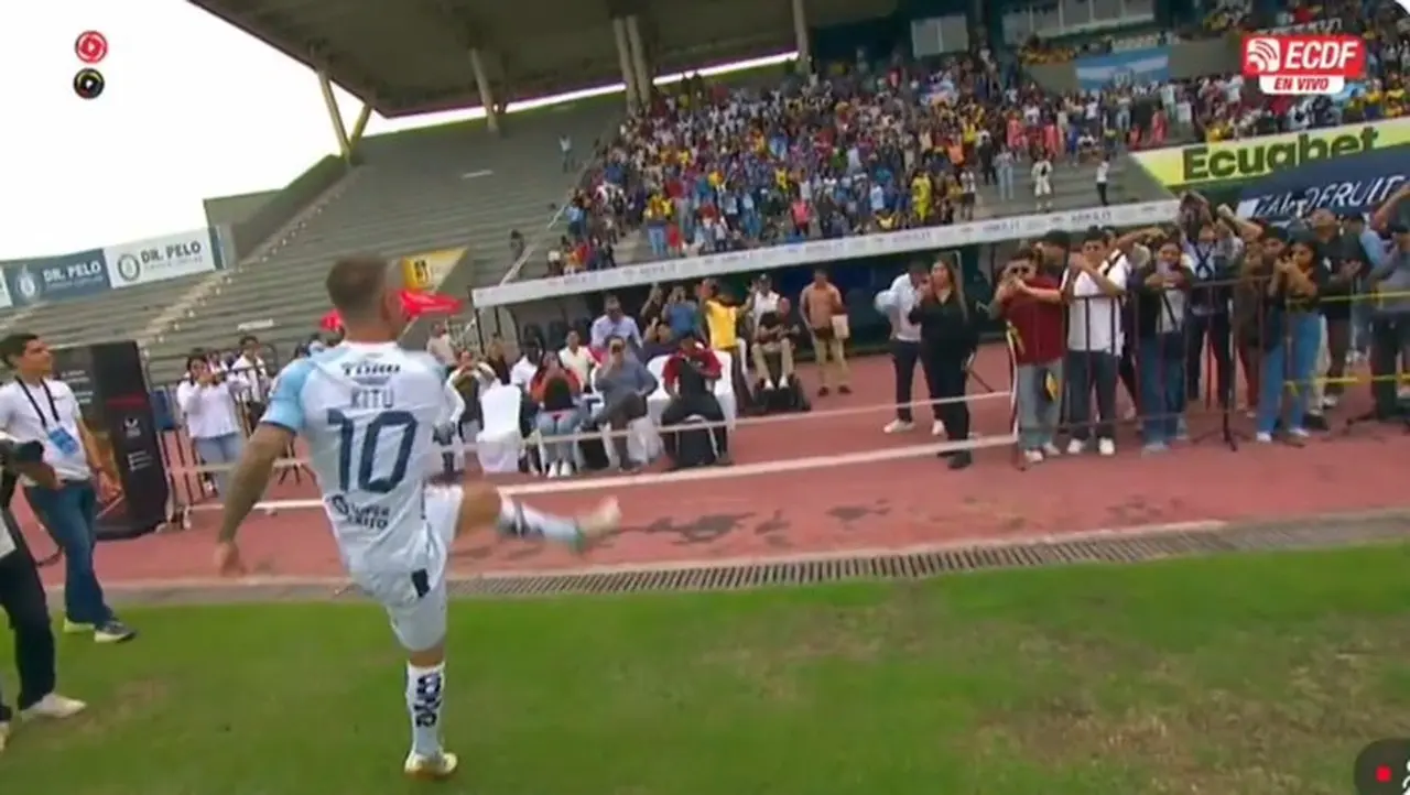 Kitu Diaz ‘Hajar’ Staf Klub dengan Bola Saat Perkenalan di Guayaquil City Kitu Diaz ‘Hajar’ Staf Klub dengan Bola Saat Perkenalan di Guayaquil City