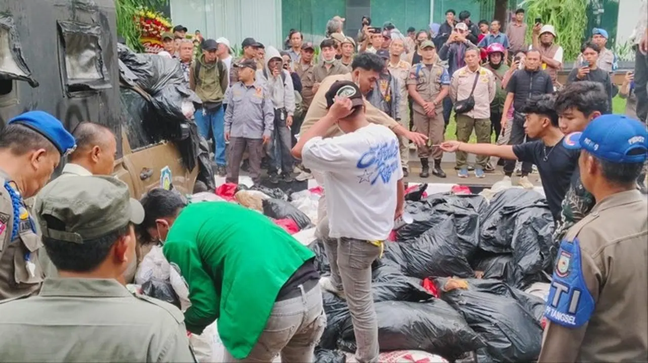 Kantor Wali Kota Tangsel ‘Dibanjiri’ Sampah, Pemkot Janji Berbenah Tangani Polemik Persampahan Kantor Wali Kota Tangsel ‘Dibanjiri’ Sampah, Pemkot Janji Berbenah Tangani Polemik Persampahan