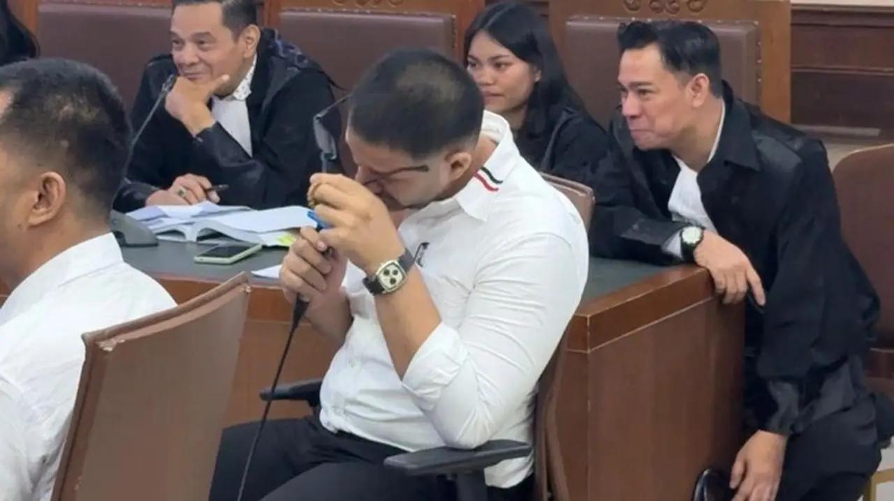 Ammar Zoni Menangis di Sidang: “Saya Mau Pulang Pak, Ini yang Keempat Saya Tersandung” Ammar Zoni Menangis di Sidang: “Saya Mau Pulang Pak, Ini yang Keempat Saya Tersandung”