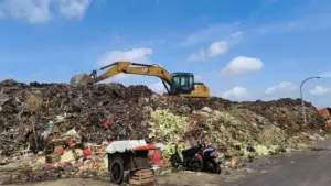 Gunungan Sampah di Pasar Induk Kramat Jati Mulai Diangkut, Warga Keluhkan Bau Menyengat Tahunan