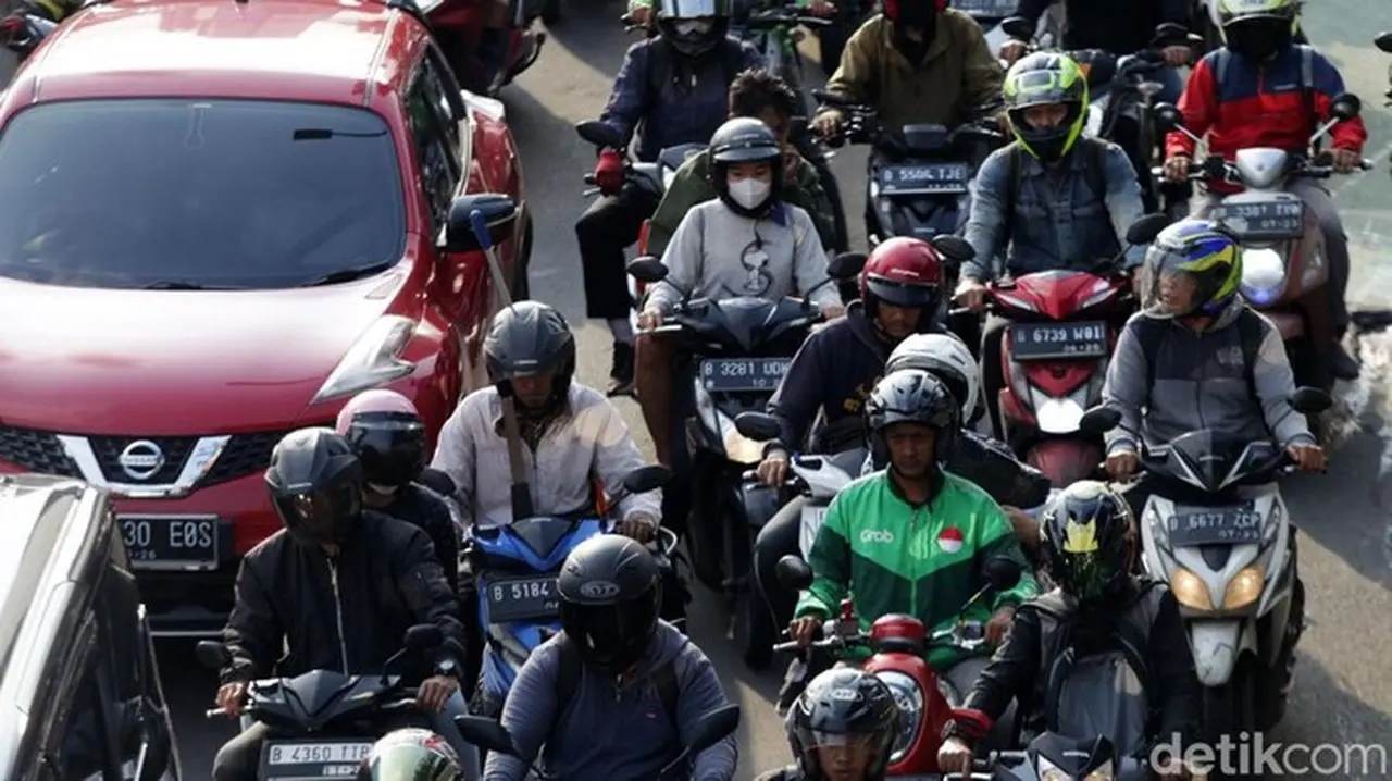 Truk Sampah Tabrak Pembatas Busway Cawang, Lalu Lintas Arah Semanggi Sempat Lumpuh Truk Sampah Tabrak Pembatas Busway Cawang, Lalu Lintas Arah Semanggi Sempat Lumpuh
