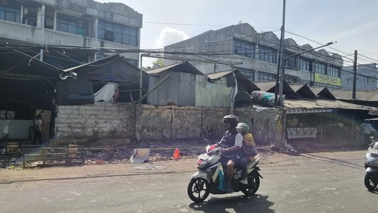 Tumpukan Sampah Pasar Cimanggis Diangkut, Warga Buang di Lokasi Baru Tumpukan Sampah Pasar Cimanggis Diangkut, Warga Buang di Lokasi Baru