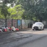 Jalan Rusak dan Bau Sampah di Depan Pasar Cimanggis Bikin Warga Tangerang Selatan Gerah