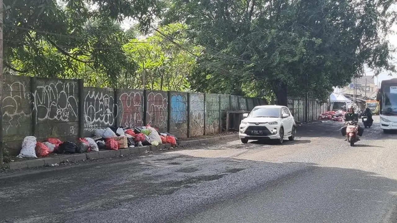 Jalan Rusak dan Bau Sampah di Depan Pasar Cimanggis Bikin Warga Tangerang Selatan Gerah