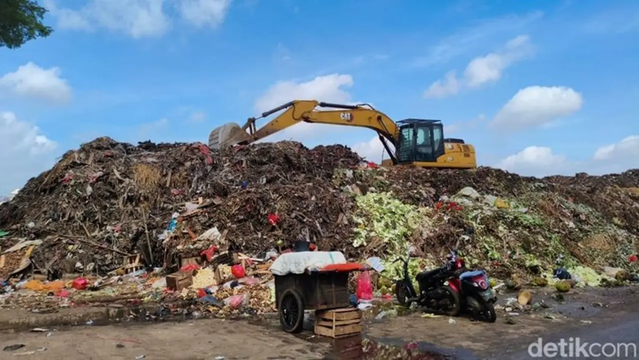 DLH DKI Kerahkan 25 Armada Angkut Timbunan Sampah di Pasar Induk Kramat Jati DLH DKI Kerahkan 25 Armada Angkut Timbunan Sampah di Pasar Induk Kramat Jati