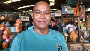 Gunungan Sampah di Pasar Kramat Jati Keluhkan Pedagang, Omzet Anjlok 40 Persen