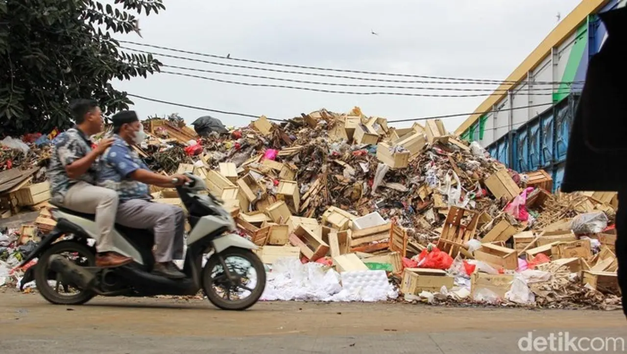 Sampah Pasar Induk Kramat Jati Menggunung, Pengelola Targetkan Tuntas dalam 5 Hari Sampah Pasar Induk Kramat Jati Menggunung, Pengelola Targetkan Tuntas dalam 5 Hari