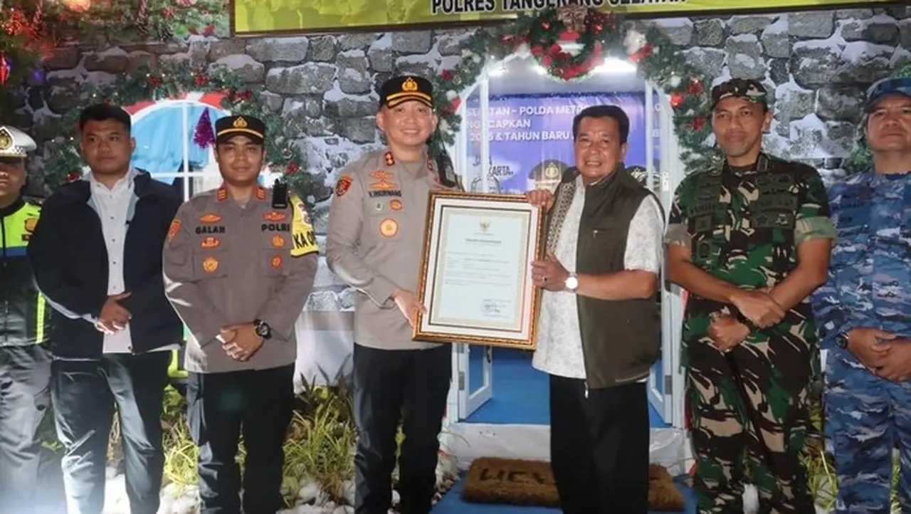 Kapolres Tangsel Diganjar Tiga Penghargaan dari Bupati Tangerang di Momen Pergantian Tahun Kapolres Tangsel Diganjar Tiga Penghargaan dari Bupati Tangerang di Momen Pergantian Tahun