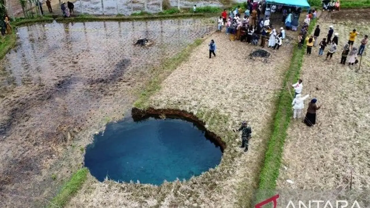 Fenomena Sinkhole Muncul di Sawah Warga Sumbar, Ahli Geologi Jelaskan Penyebabnya Fenomena Sinkhole Muncul di Sawah Warga Sumbar, Ahli Geologi Jelaskan Penyebabnya