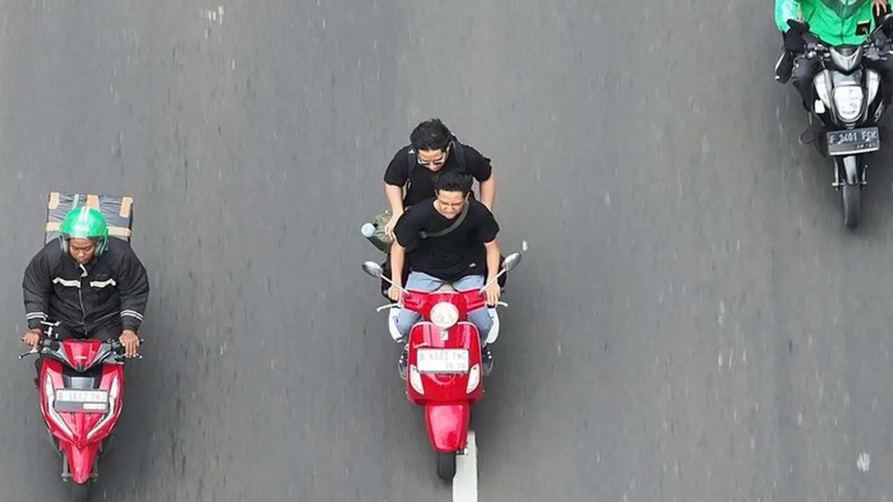 Kakorlantas Polri Gunakan Drone E-TLE di Cibubur untuk Tingkatkan Kepatuhan Berlalu Lintas Pengendara Kakorlantas Polri Gunakan Drone E-TLE di Cibubur untuk Tingkatkan Kepatuhan Berlalu Lintas Pengendara