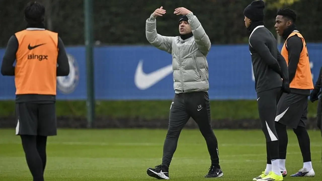 Liam Rosenior Pimpin Latihan Perdana Chelsea, Estevao dan Joao Pedro Jadi Sorotan Liam Rosenior Pimpin Latihan Perdana Chelsea, Estevao dan Joao Pedro Jadi Sorotan