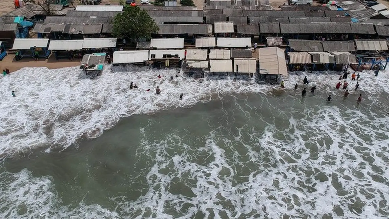BMKG Peringatkan Gelombang Tinggi 1,25-6 Meter di Sejumlah Perairan Indonesia 10-13 Januari BMKG Peringatkan Gelombang Tinggi 1,25-6 Meter di Sejumlah Perairan Indonesia 10-13 Januari